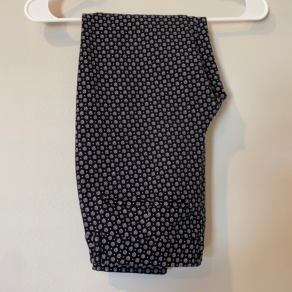 Black and White Pixie Pants Sz 4